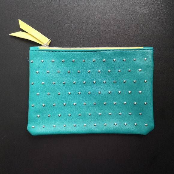 💢 BUNDLE for FREE Cosmetic Bag with $20 Purchase - Picture 1 of 3